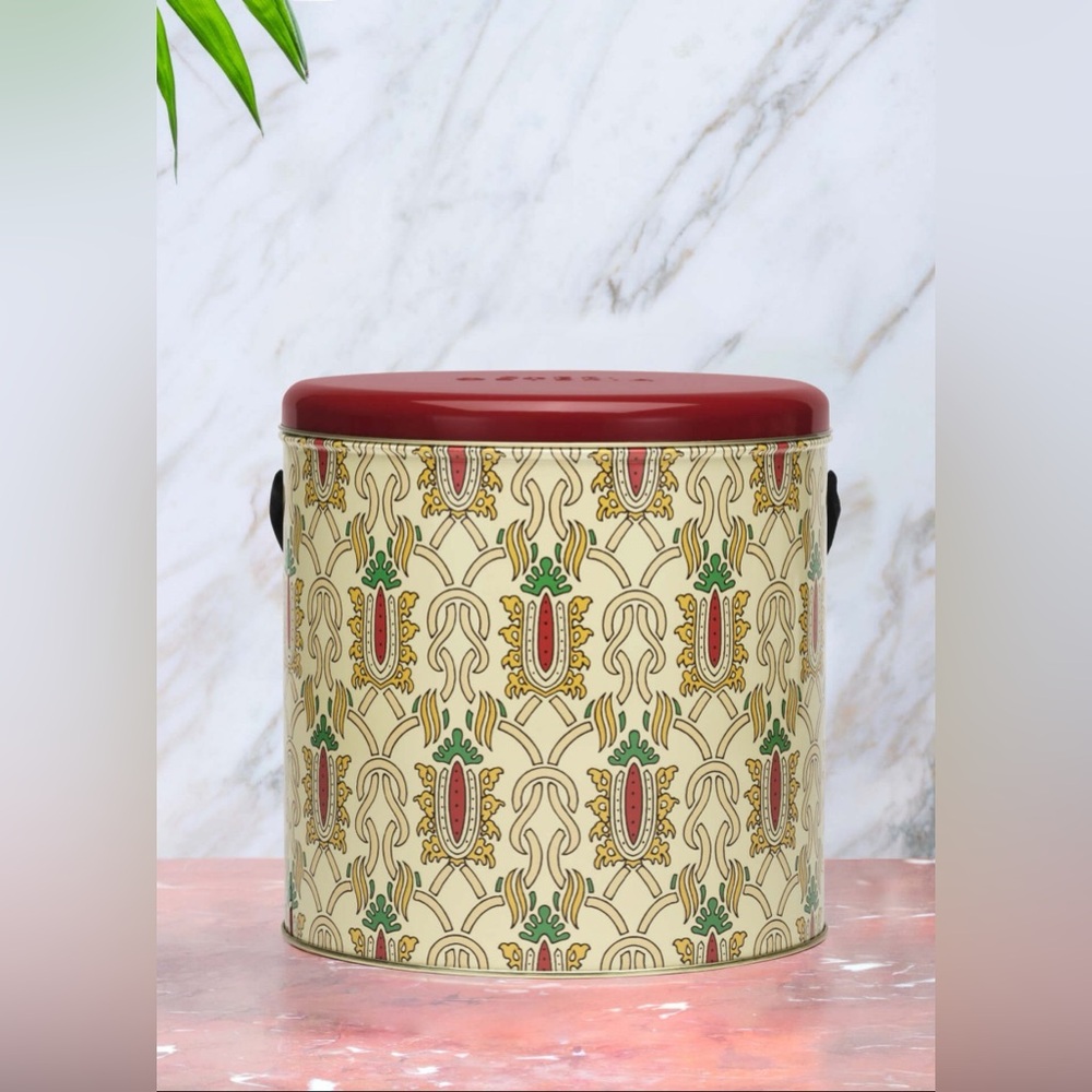 Gucci metal round tin with gucci dust bag